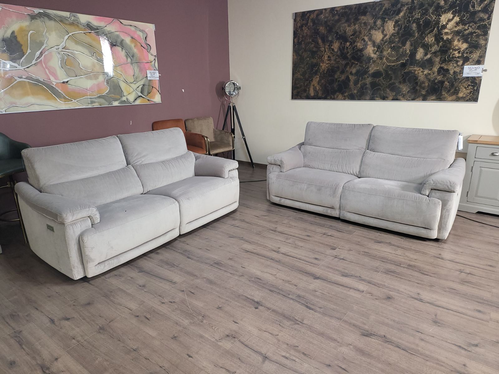 Светло бежов комплект дивани от плат две тройки "NATUZZI" с електрически релаксиращ механизъм