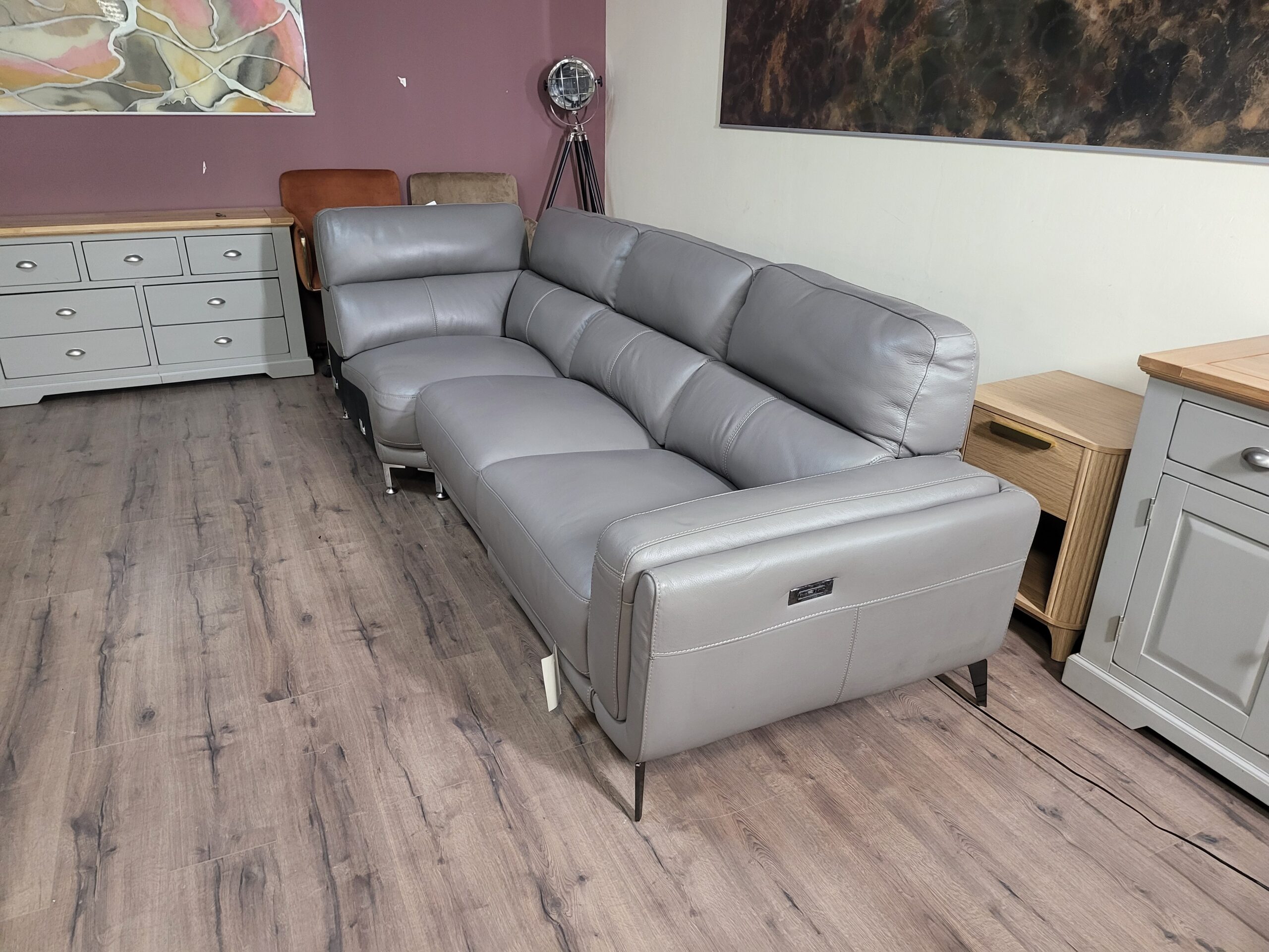 Сив кожен диван с електрически релаксиращ механизъм - Image 3