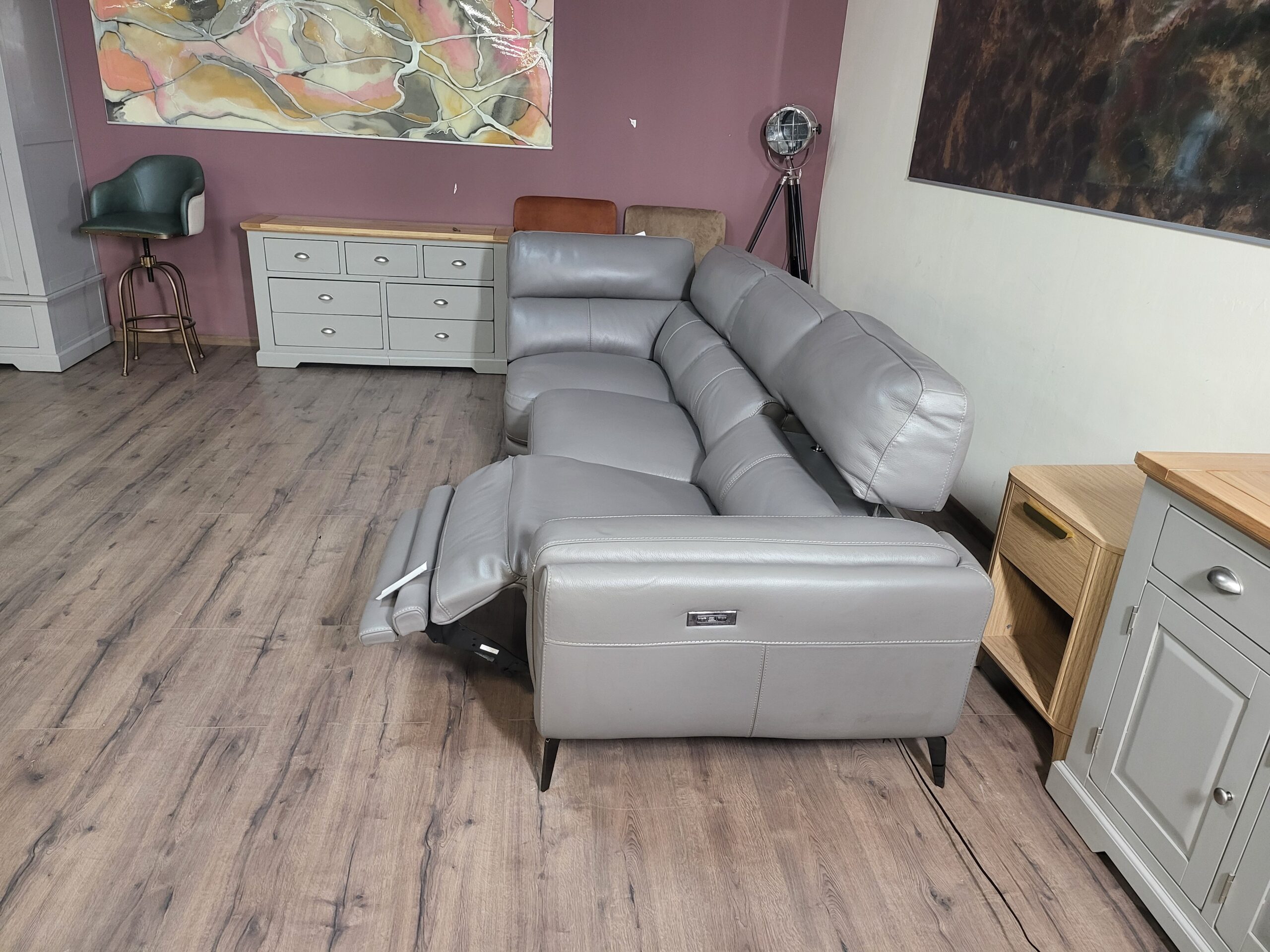 Сив кожен диван с електрически релаксиращ механизъм - Image 7