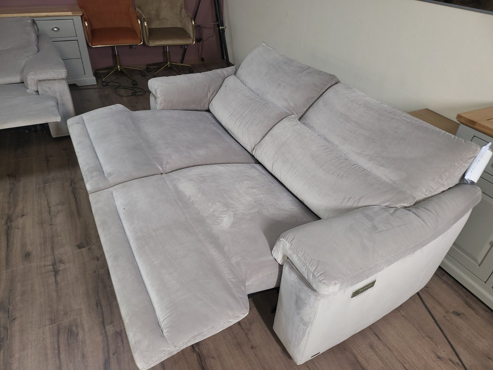 Светло бежов комплект дивани от плат две тройки "NATUZZI" с електрически релаксиращ механизъм - Image 17
